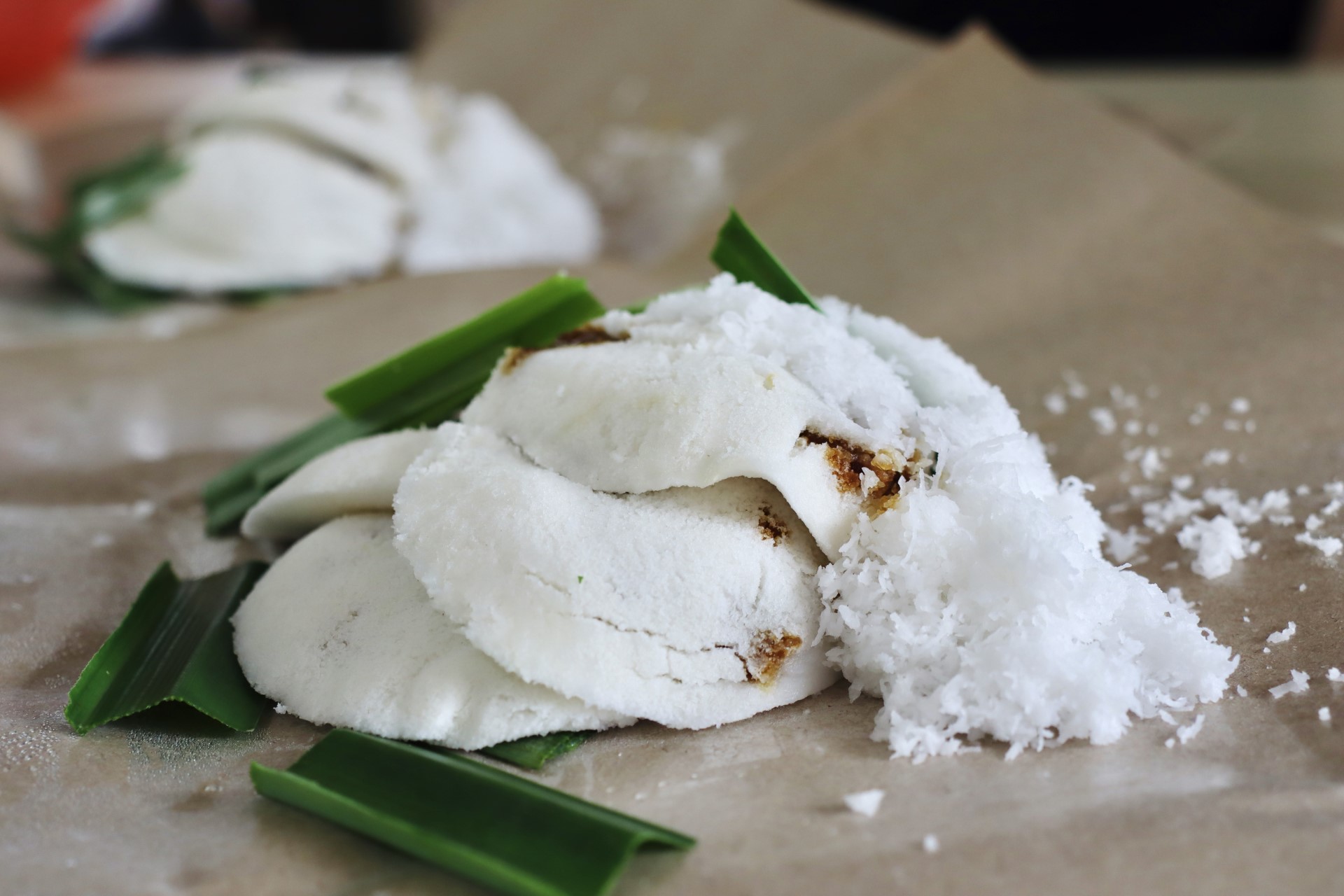 Putu piring - gestoomde rijstmeel met gekarameliseerde palmsuiker, pandan en kokosrasp