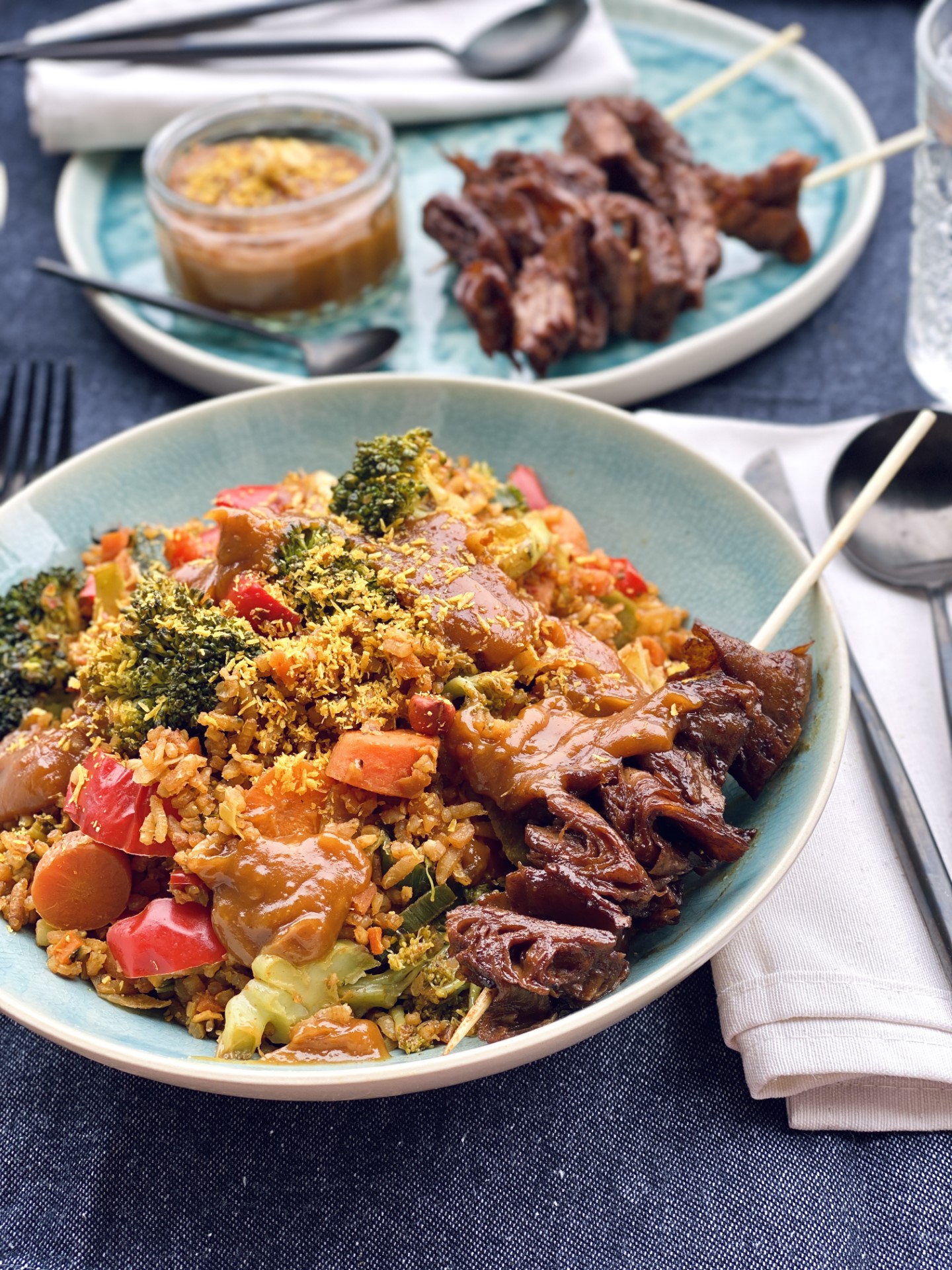 Nasi Goreng met vegan kipsaté en pindasaus Plantbased Dennis