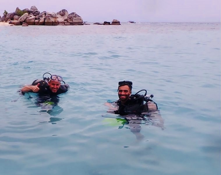 Je kunt spotgoedkoop duiken (en cursussen volgen) vanuit het naastgelegen, nieuwe Chomel Dive Center