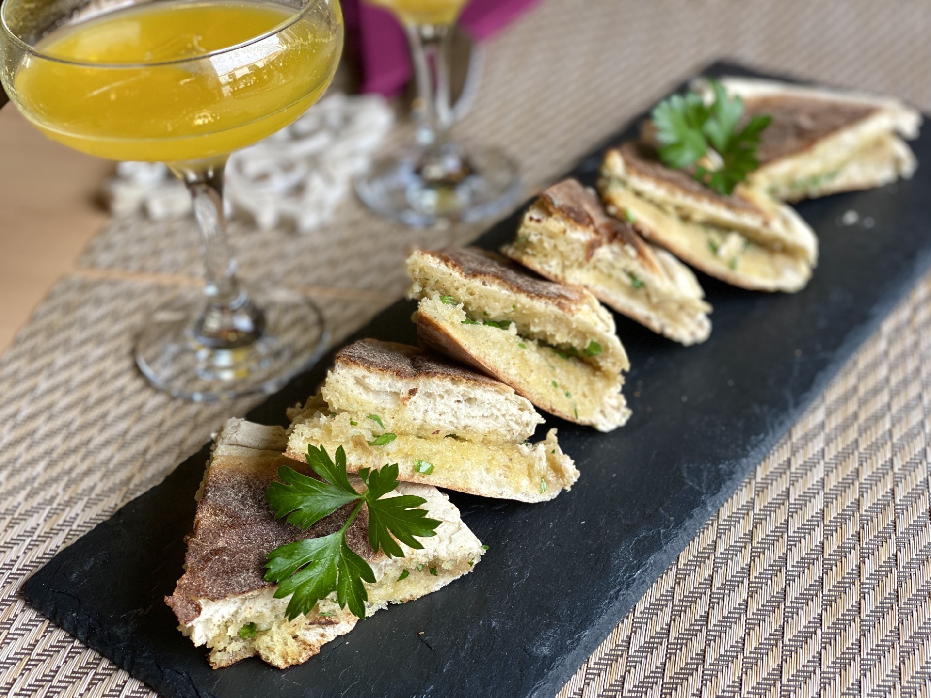 Bolo do caco met knoflookboter en peterselie, met een typisch Madeiraanse 'poncha' drankje